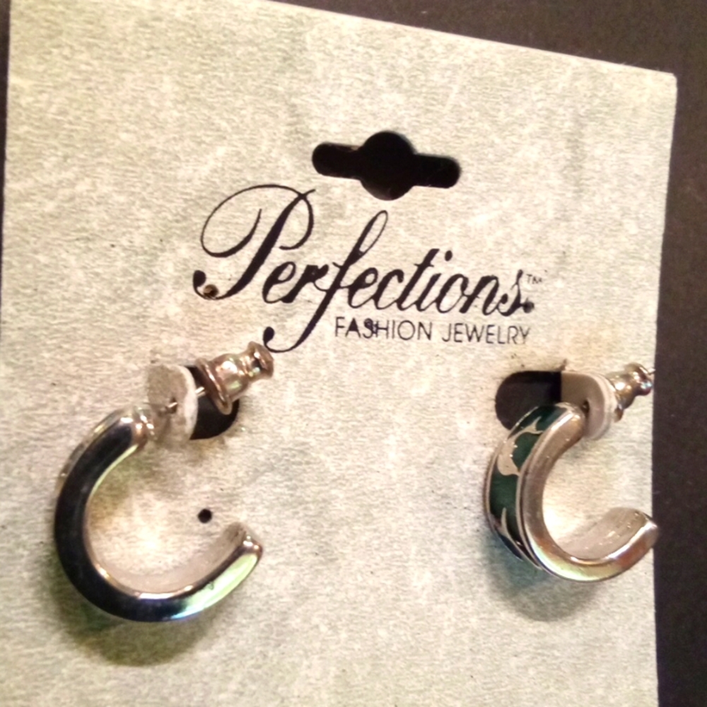 🌹Perfections enamel and dolphin small huggie hoop earrings.